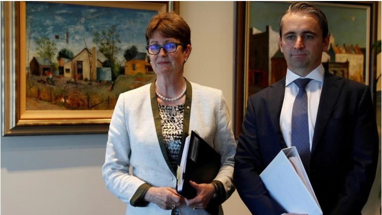 Chủ tịch Ngân hàng Commonwealth Úc - Catherine Livingstone và Giám đốc điều hành - Matt Comyn trao đổi cùng truyền thông tại văn phòng Sydney, Úc (Ảnh: Reuters)