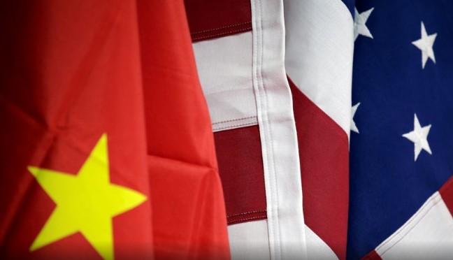 Cờ của Hoa Kỳ và Trung Quốc được trưng bày tại gian hàng của AICC trong Hội chợ thương mại dịch vụ quốc tế Trung Quốc tại Bắc Kinh