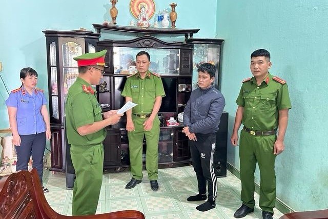 Công an đọc lệnh bắt tạm giam đối tượng Phan Thanh Hùng.