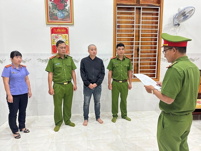Công an đọc lệnh bắt tạm giam đối tượng Trần Minh Nhi.