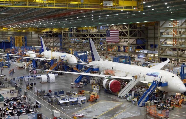 Cổ phiếu của Boeing tại Mỹ và Đức chao đảo sau sự cố máy bay 737 Max-9 bung cửa trên không.