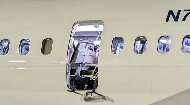Vết thủng từ ngoài nhìn vào khi máy bay Boeing 737 Max-9 bị bung cửa bên trái khoang cabin.